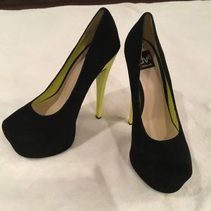 Fun dolce vita black pumps w/ neon yellow heel